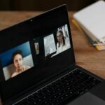 Réunion en visioconférence sur ordinateur portable