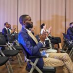 Public qui applaudit pendant une conférence en entreprise