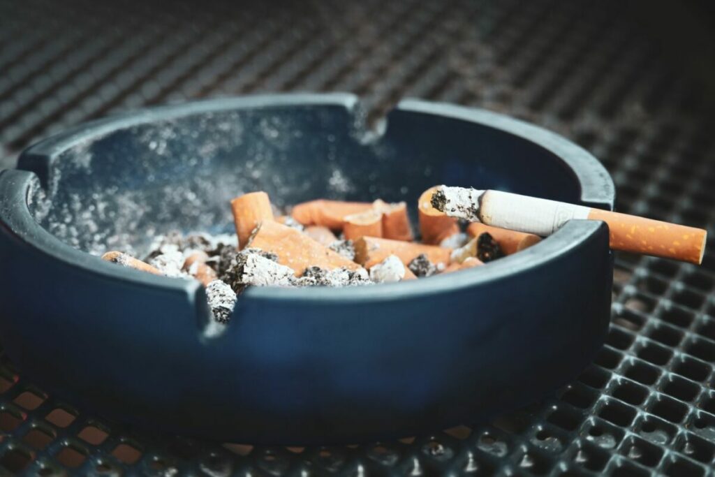 Cendrier et mégots : arrêt du tabac en entreprise
