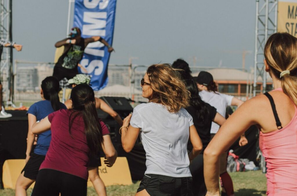Cours de zumba en groupe en extérieur