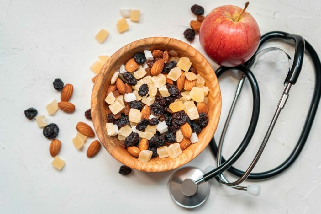 Fruits secs, pomme et stéthoscope : alimentation et santé