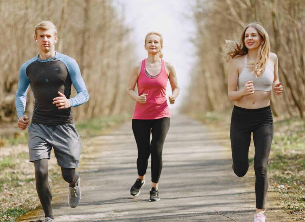Collègues faisant un footing dans un parc