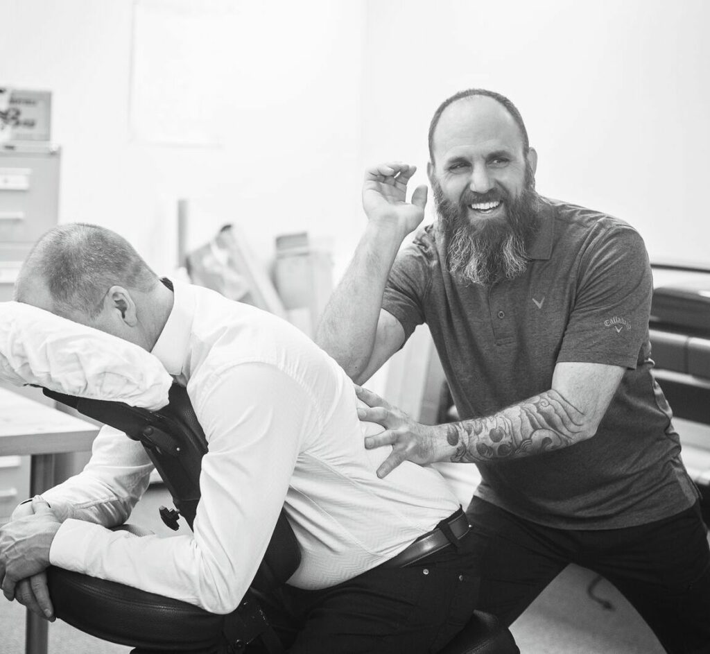 Massage assis au bureau par une praticienne