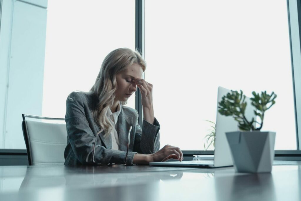 Salariée stressée à son bureau : prévention des RPS