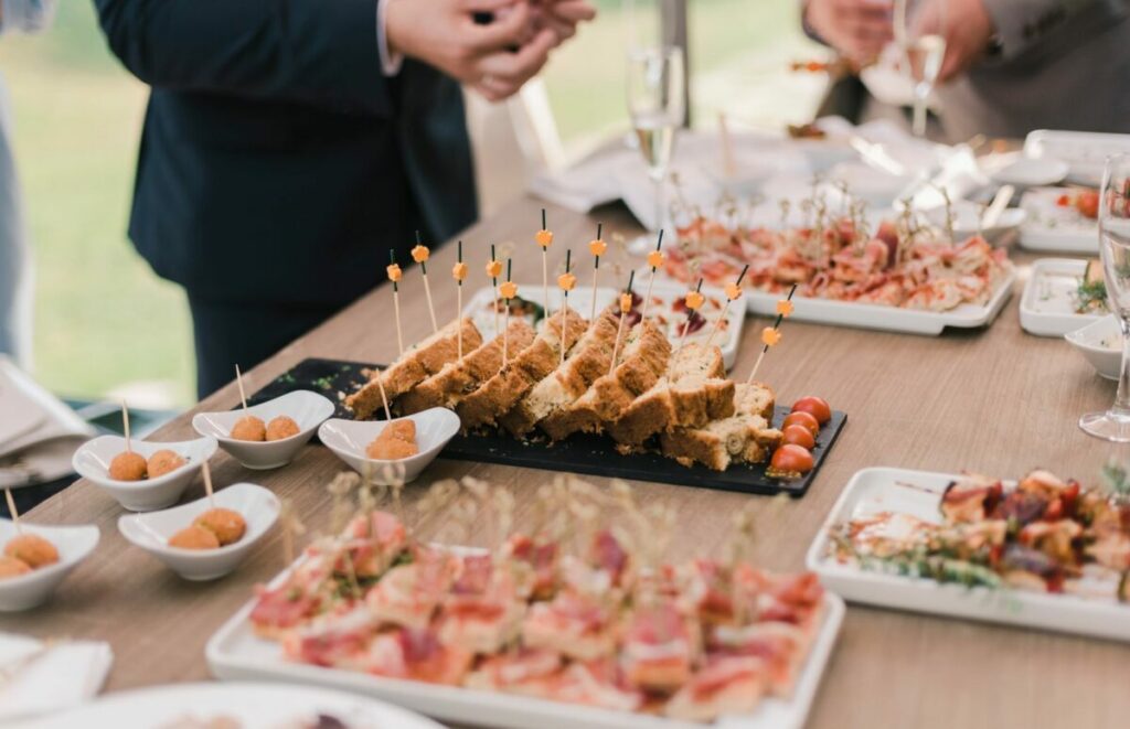 Buffet traiteur avec amuse-bouches lors d'un événement