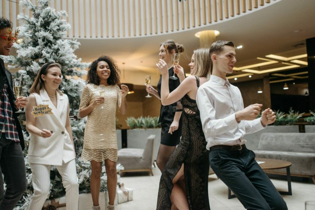 Collègues qui dansent lors d'une soirée d'entreprise