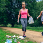 Collaborateurs ramassant des déchets lors d’un plogging en entreprise