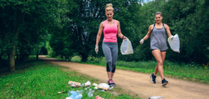 Collaborateurs ramassant des déchets lors d’un plogging en entreprise