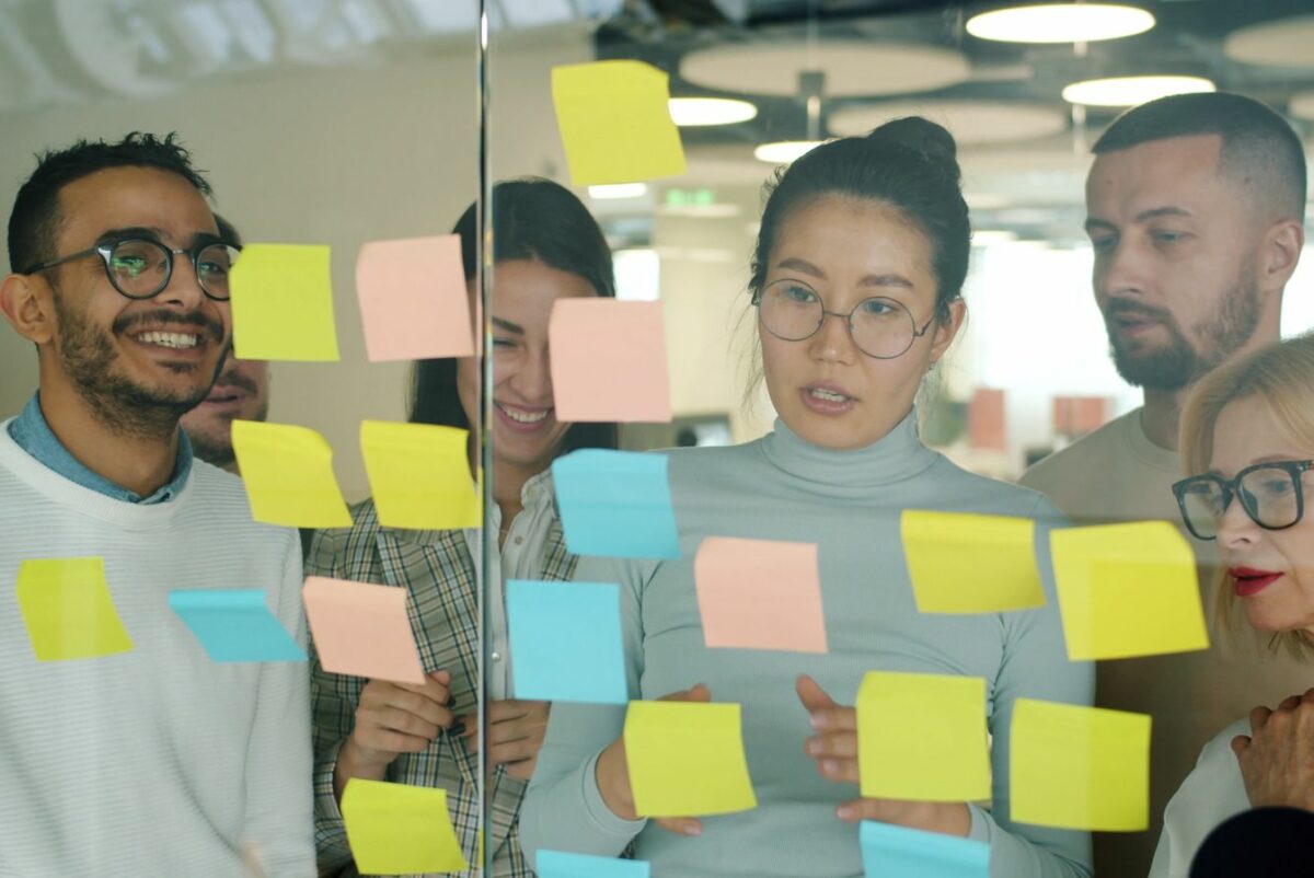 Équipe en atelier autour d'un mur de post-it
