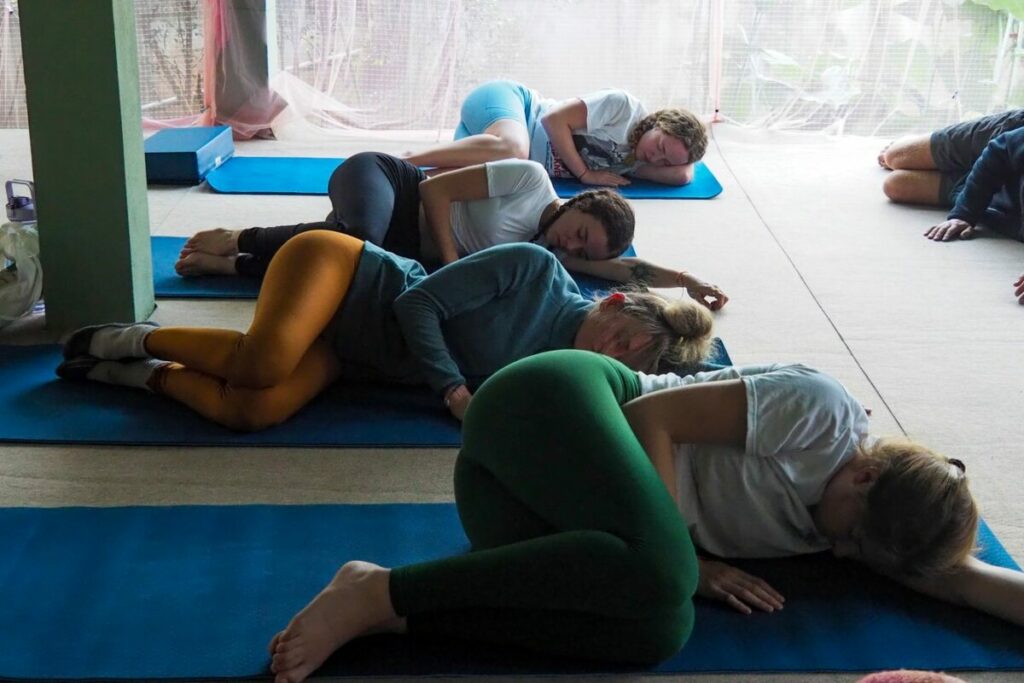 Groupe en relaxation allongé au sol : journée QVT