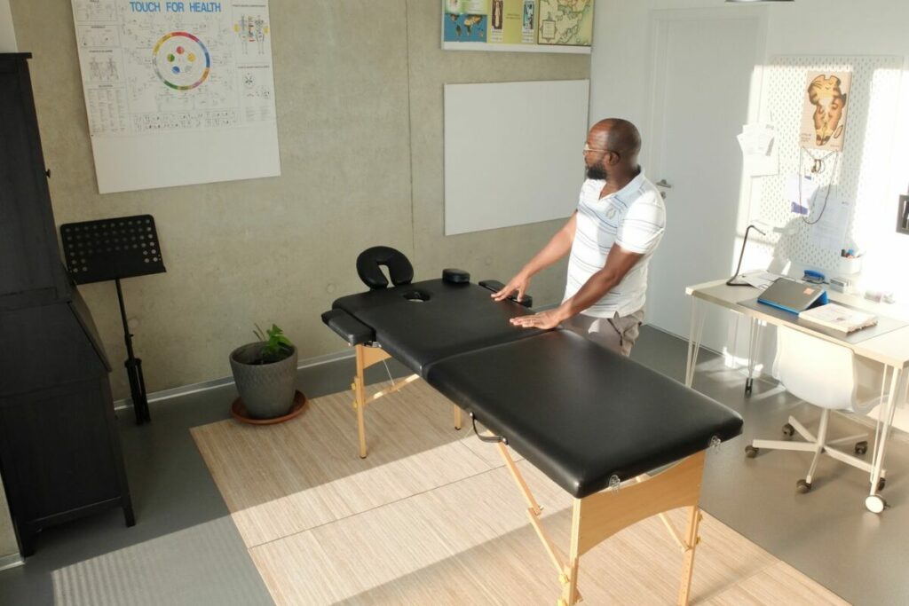 Table de massage installée dans un bureau : massage en entreprise