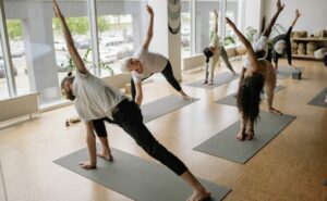 Séance de yoga collective : santé mentale et bien-être
