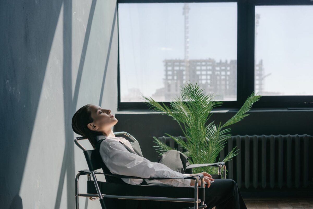 Salarié qui se détend dans son fauteuil : méditation en entreprise
