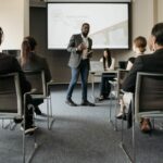 Séminaire d'entreprise avec un intervenant et un écran