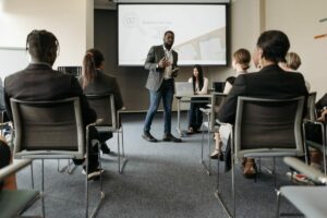 Séminaire d'entreprise avec un intervenant et un écran