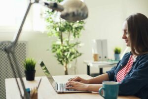 Salariée concentrée devant son ordinateur : charge mentale