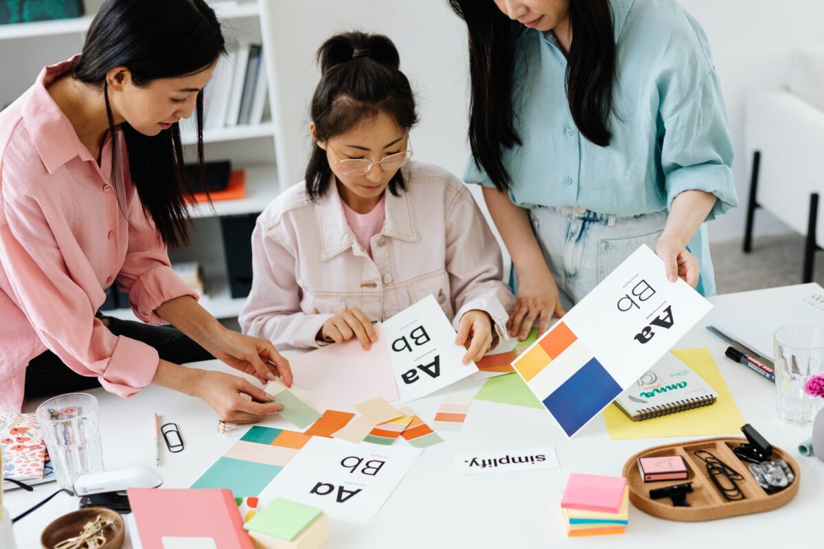 Atelier créatif en équipe autour d'une table