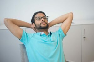 Homme détendu les mains derrière la tête : cohérence cardiaque