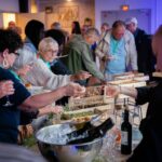 Collègues autour d'un buffet lors d'un événement d'entreprise
