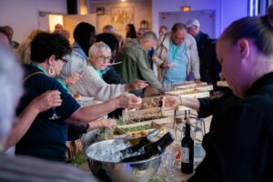 Collègues autour d'un buffet lors d'un événement d'entreprise