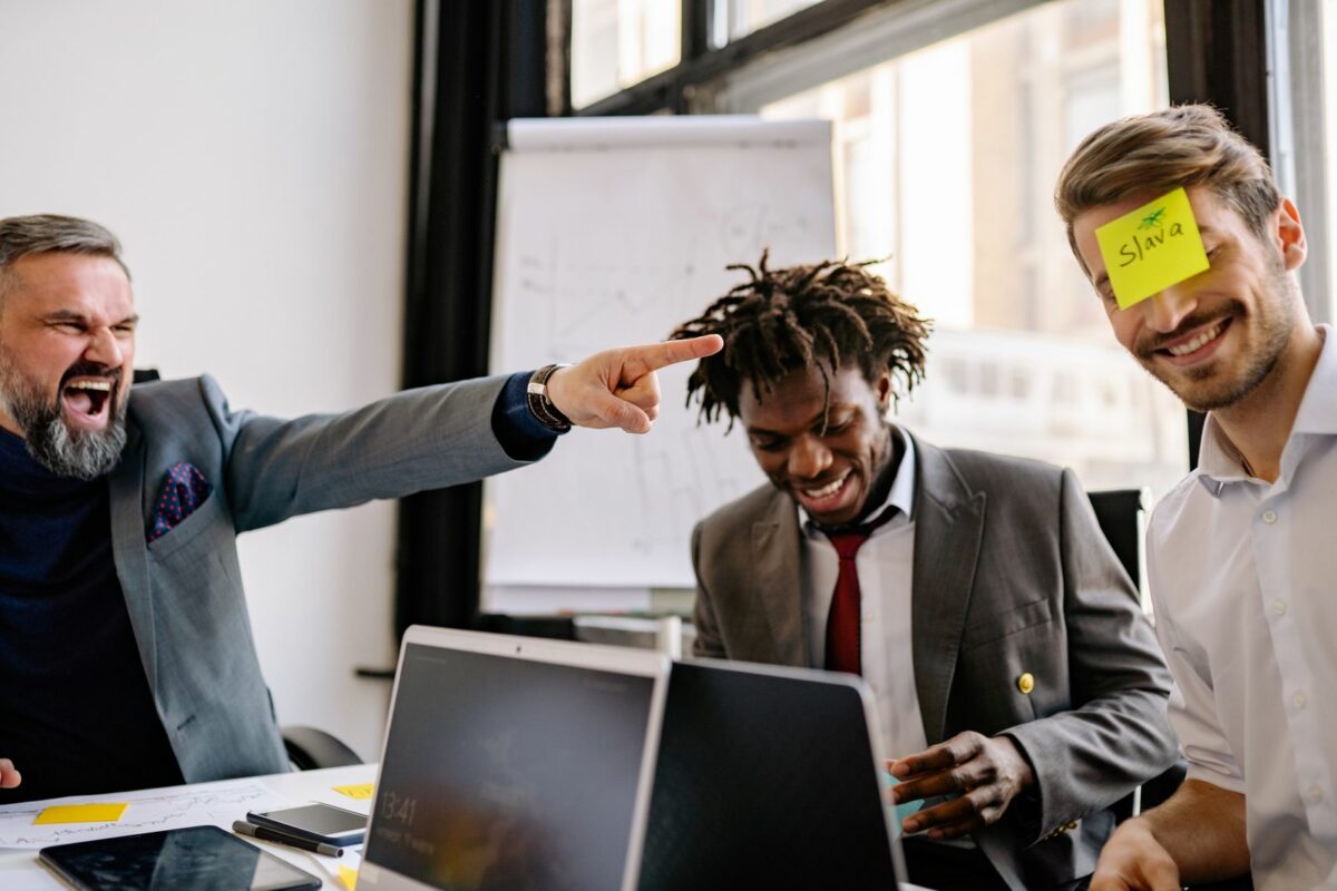 Collègues qui jouent avec des post-it : team building original