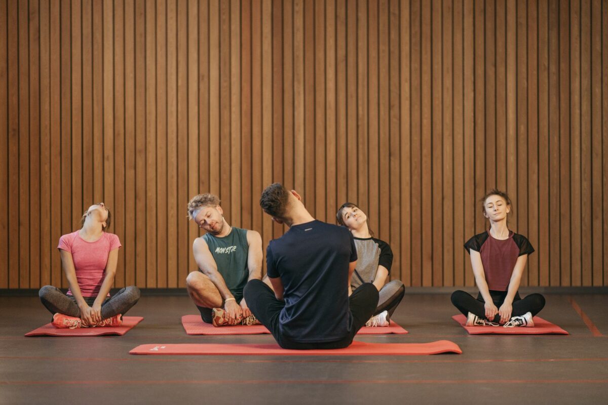 Groupe assis sur tapis : exercice de respiration