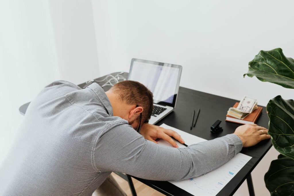 Salarié fatigué endormi à son bureau : sommeil et santé au travail