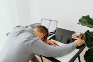 Salarié fatigué endormi à son bureau : sommeil et santé au travail