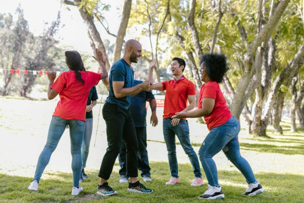 Équipe en t-shirts rouges lors d'un team building en extérieur