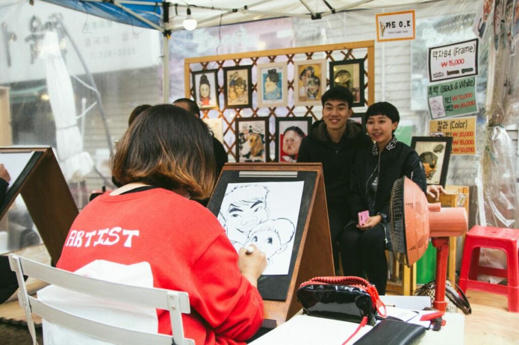 Caricaturiste dessinant un couple lors d'une animation