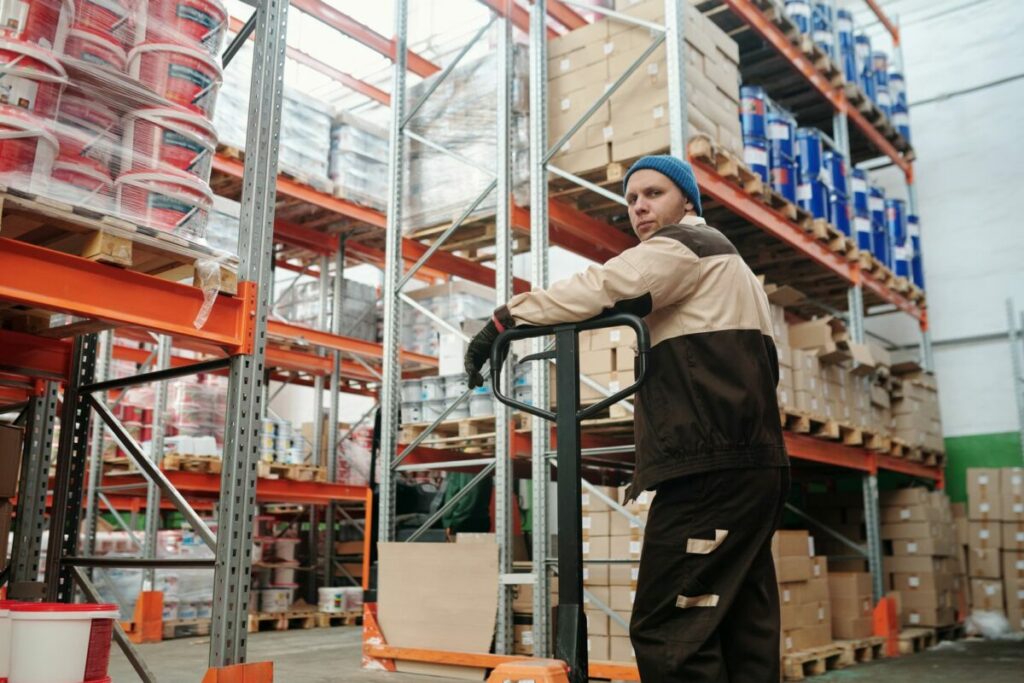 Salarié dans un entrepôt : sécurité au travail