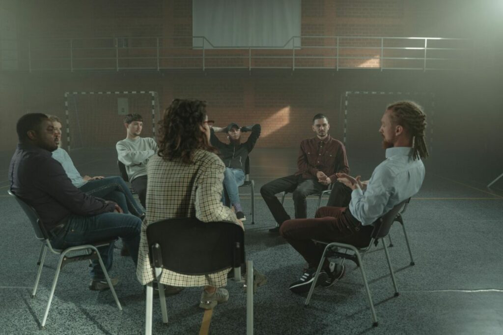 Groupe de parole assis en cercle