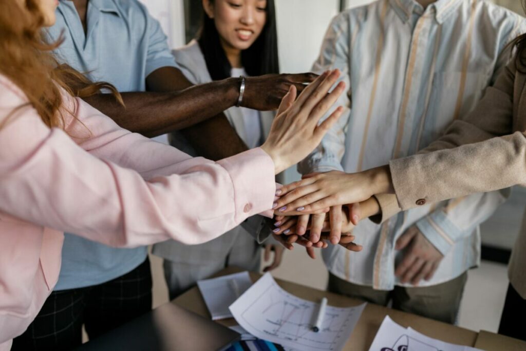 Mains réunies au-dessus d'une table : team building quiz