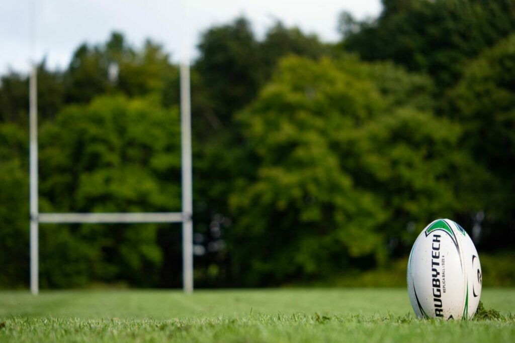 Ballon de rugby sur un terrain : team building rugby