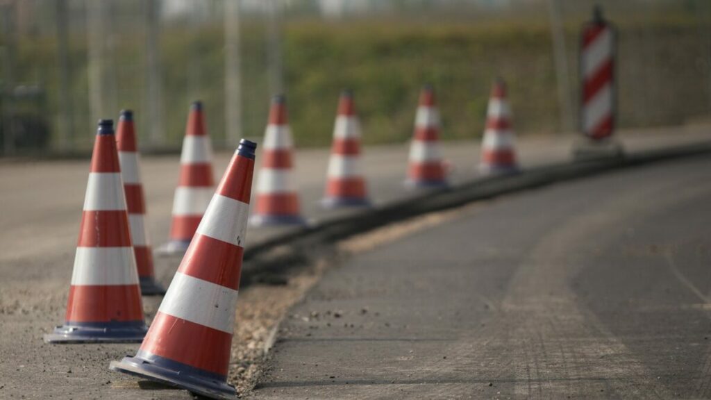 Plots de signalisation sur la route : sécurité routière