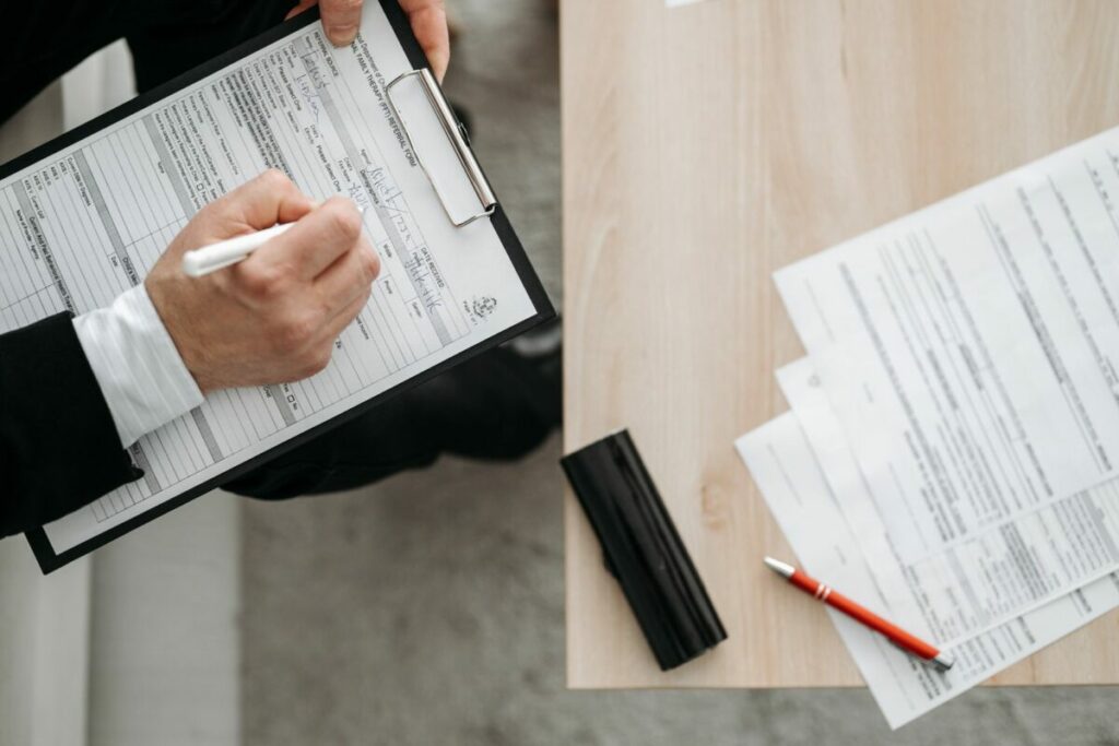 Personne qui remplit un questionnaire : questionnaire QVT
