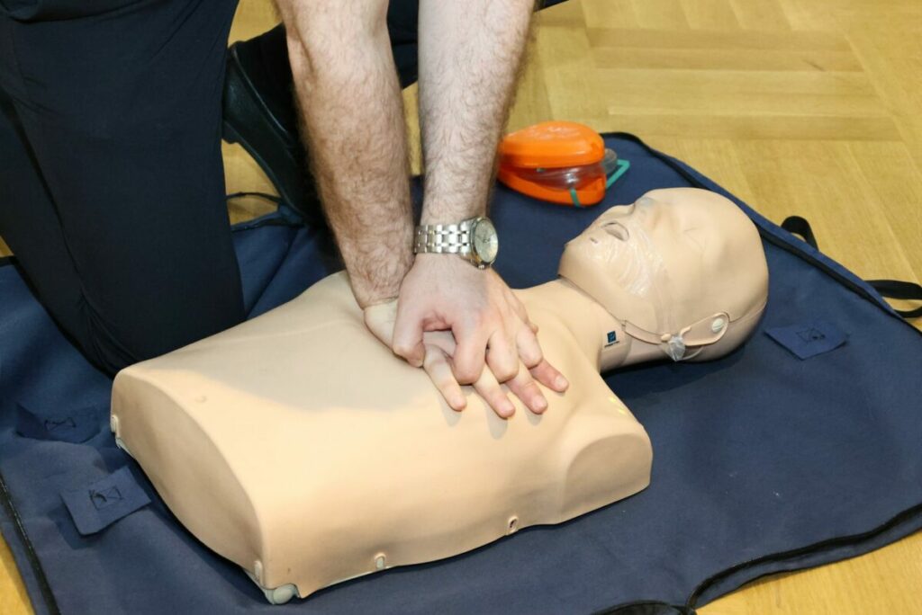 Massage cardiaque sur mannequin : formation aux gestes de premiers secours