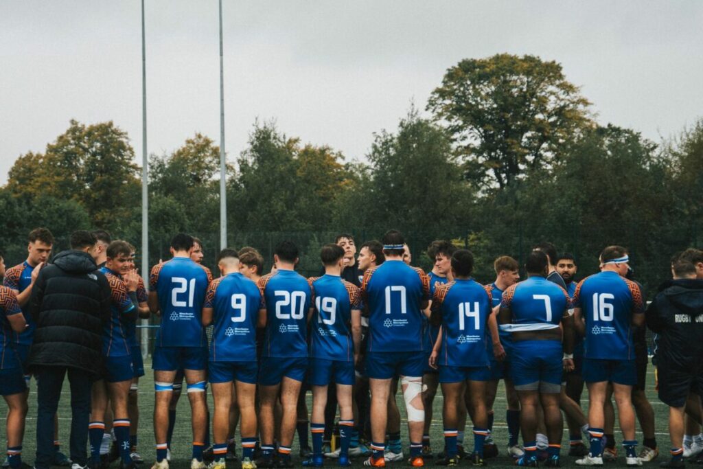 Équipe de rugby en cercle avant le match