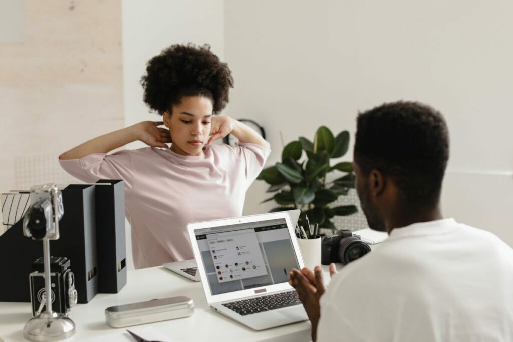 Salariée qui s'étire au bureau : pause active