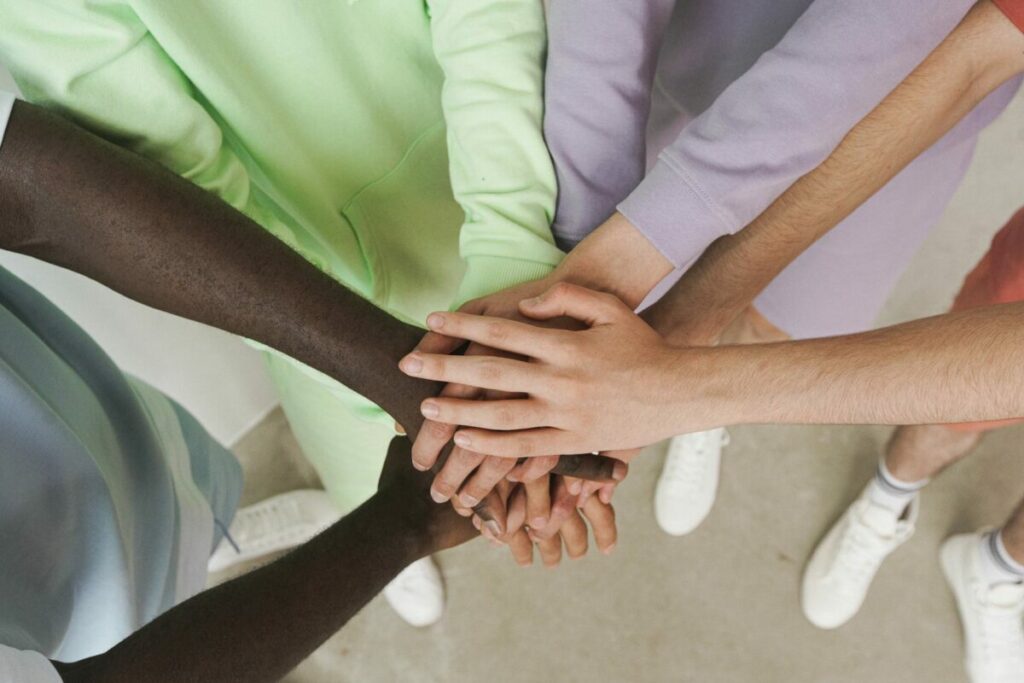 Mains réunies : inclusion et sensibilisation au handicap