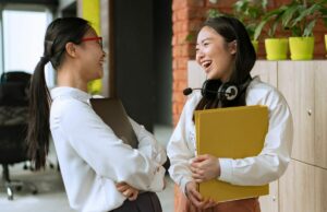 Deux collègues échangeant au bureau