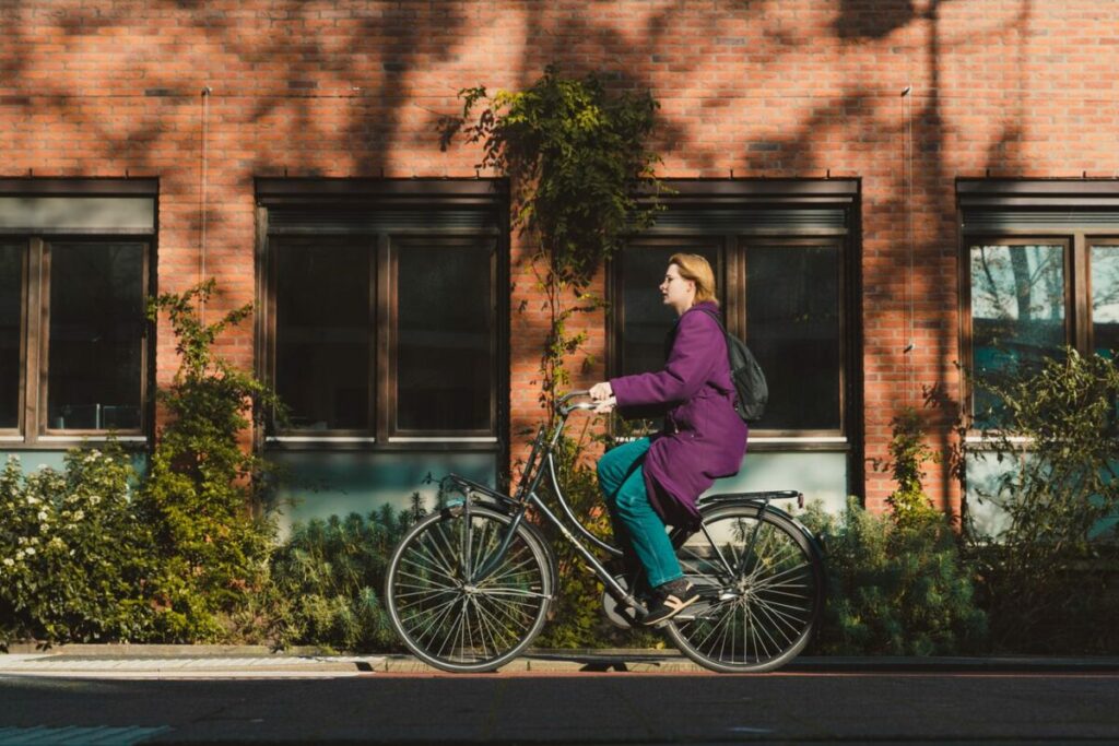 Femme à vélo en ville : mobilité douce