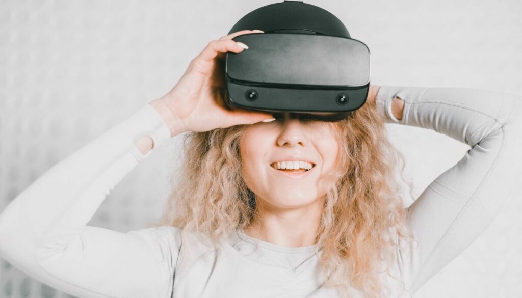 Femme utilisant un casque de réalité virtuelle