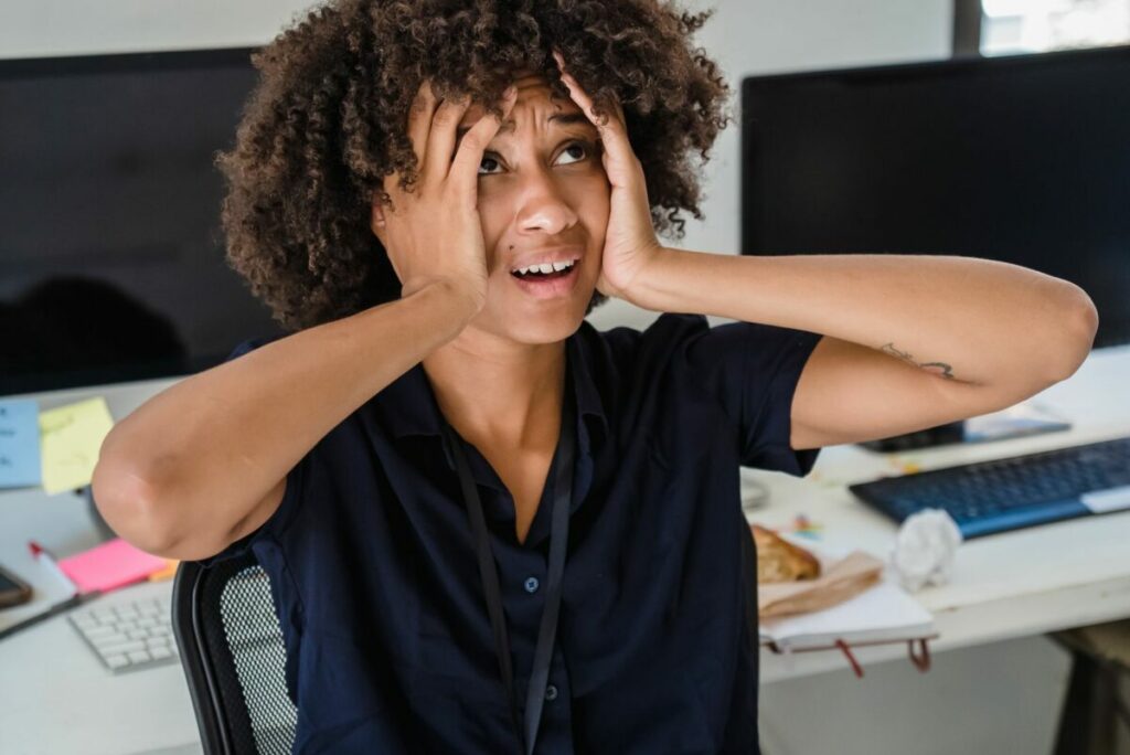 Salariée stressée à son bureau