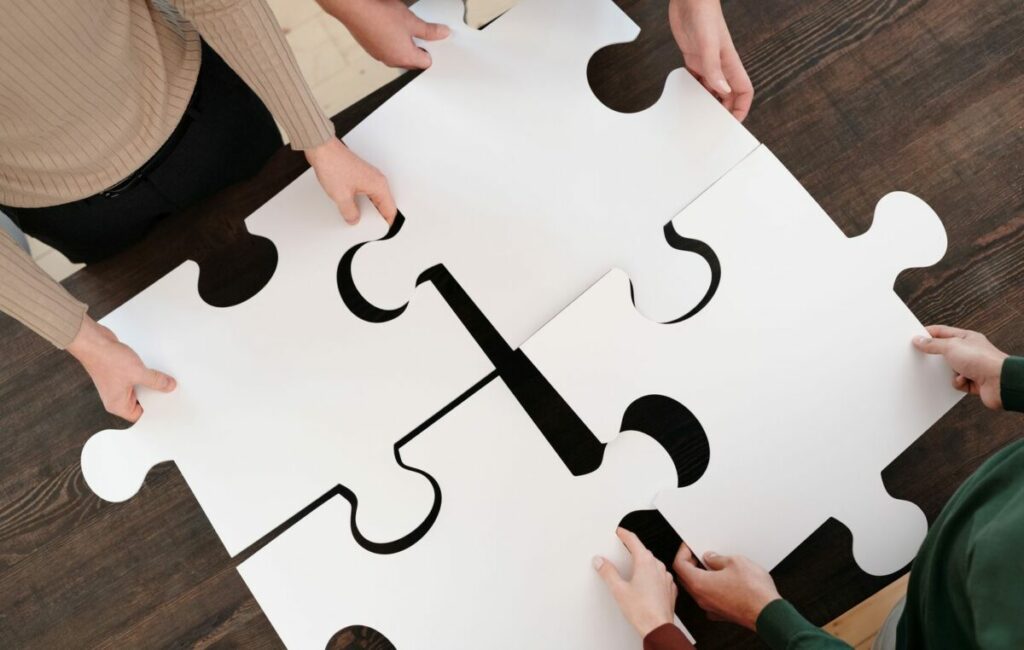 Équipe assemblant un puzzle géant