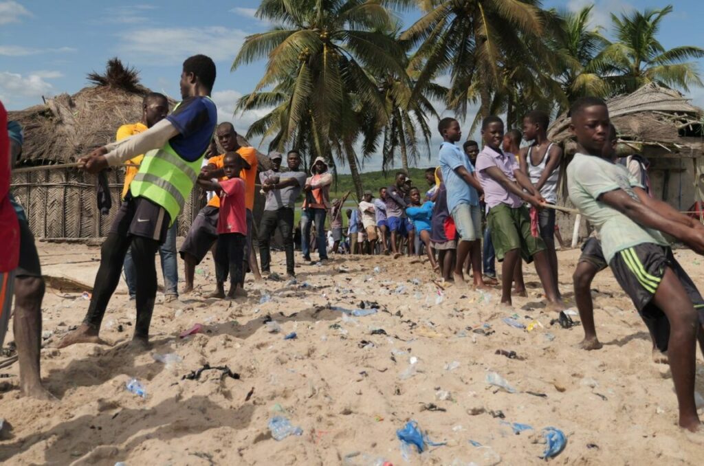 Tir à la corde en équipe sur la plage
