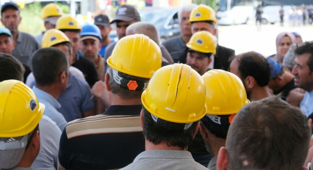 Ouvriers avec casques de sécurité sur un chantier