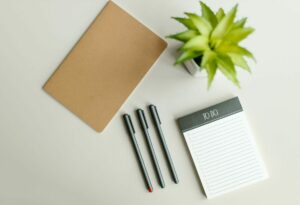 Liste de tâches et carnet sur un bureau