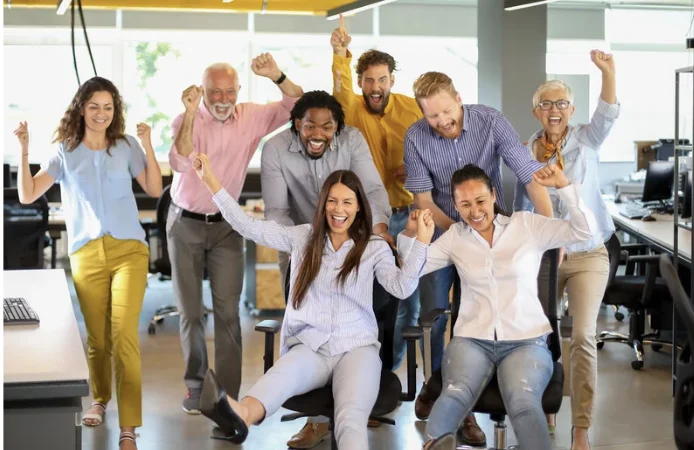Salariés enthousiastes lors d'un atelier QVT