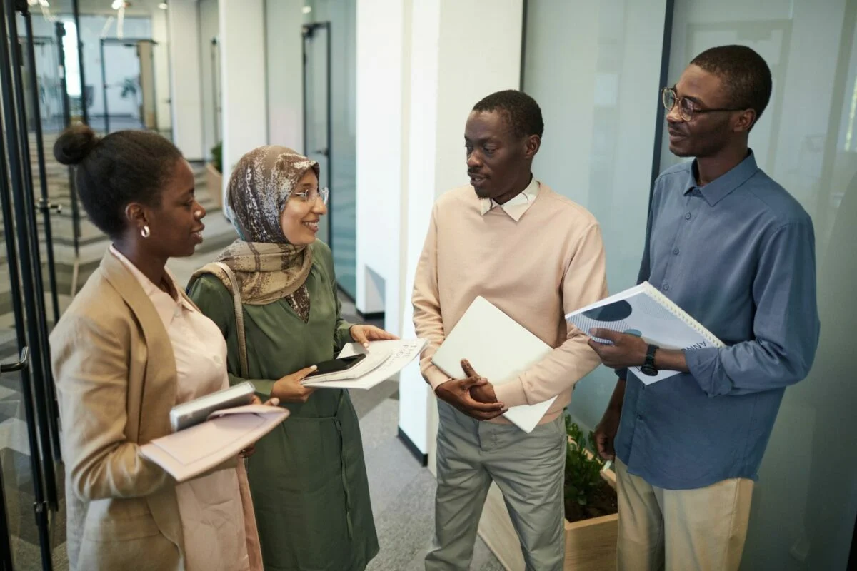 Équipe diverse qui échange au bureau, symbole de l’inclusion en entreprise